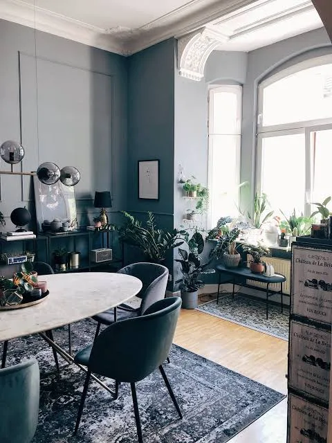 Wohnungsinterieur mit Esstisch und hohen Fenstern